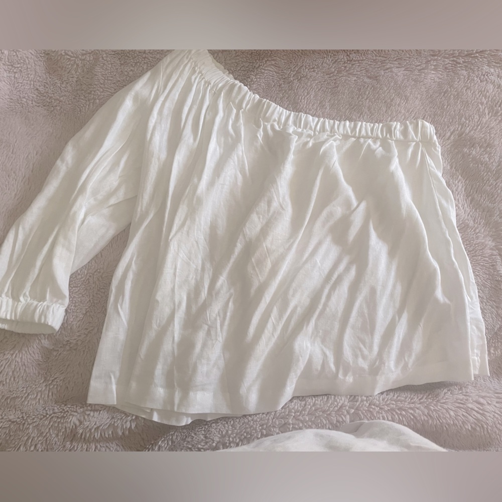 White one sleeve shirt. NWT